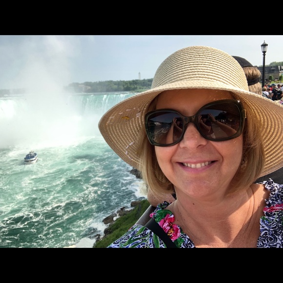 Meet your Posher, Kristine - Picture 2 of 3